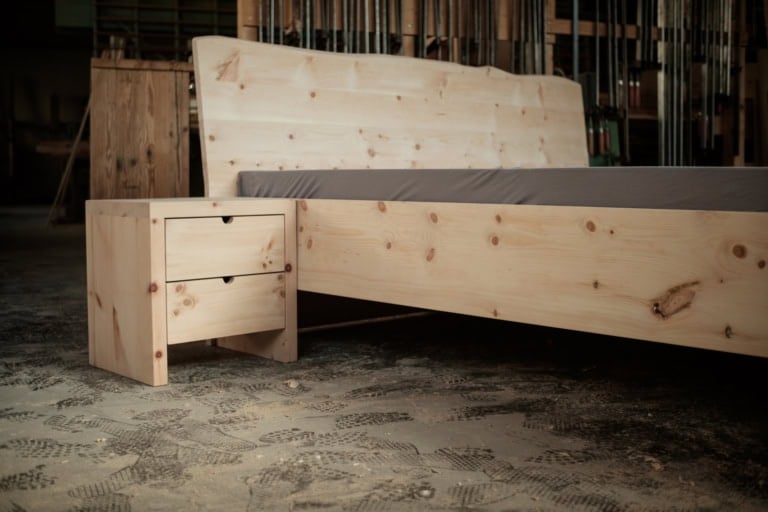 nachd! Massivholzbett aus Zirbenholz, kombinierbar mit einem eingebauten Wasserbett