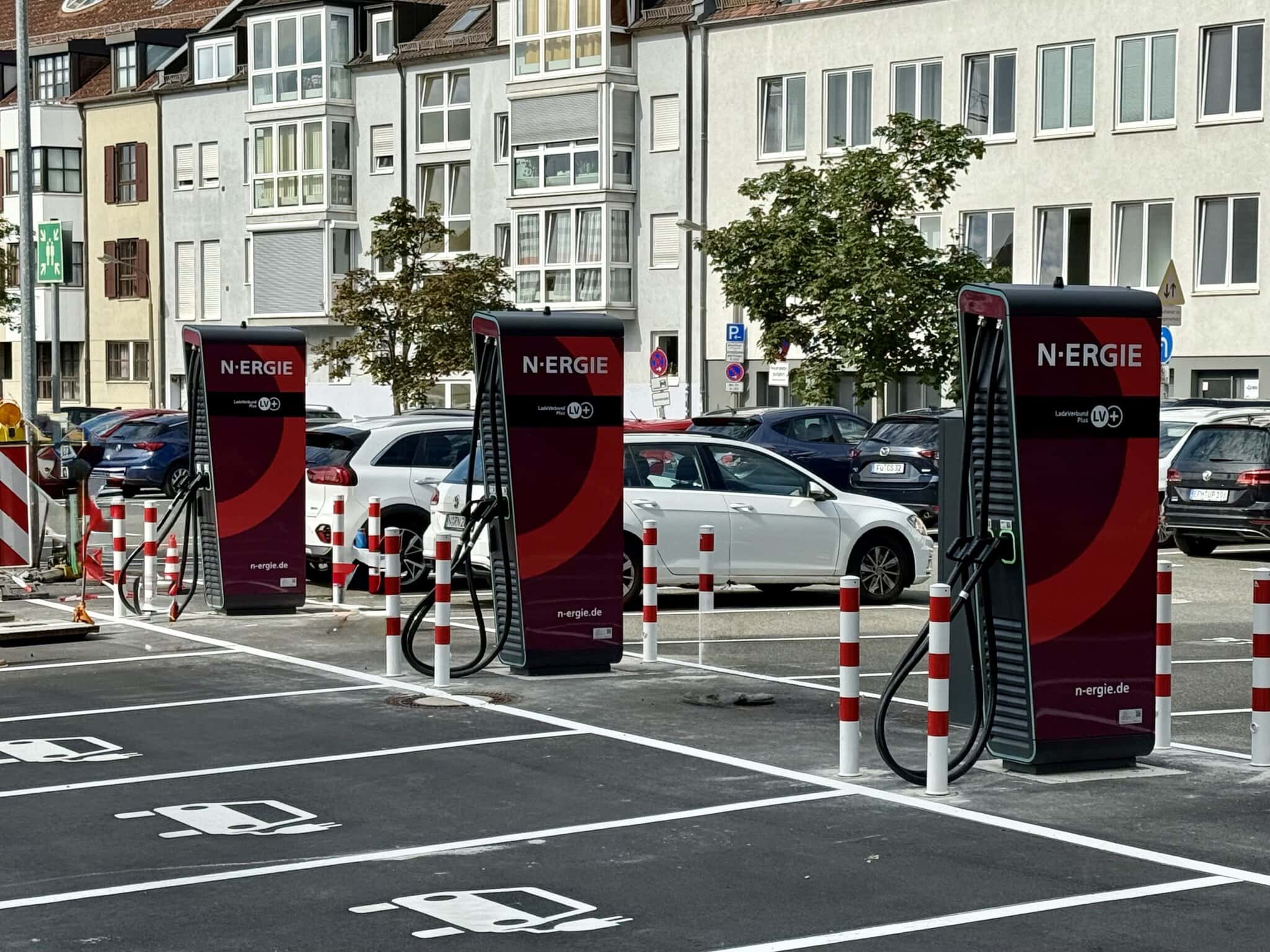 Ladesäulen gegenüber dem Bettenhaus Schlafoase an der Fürther Straße in Nürnberg