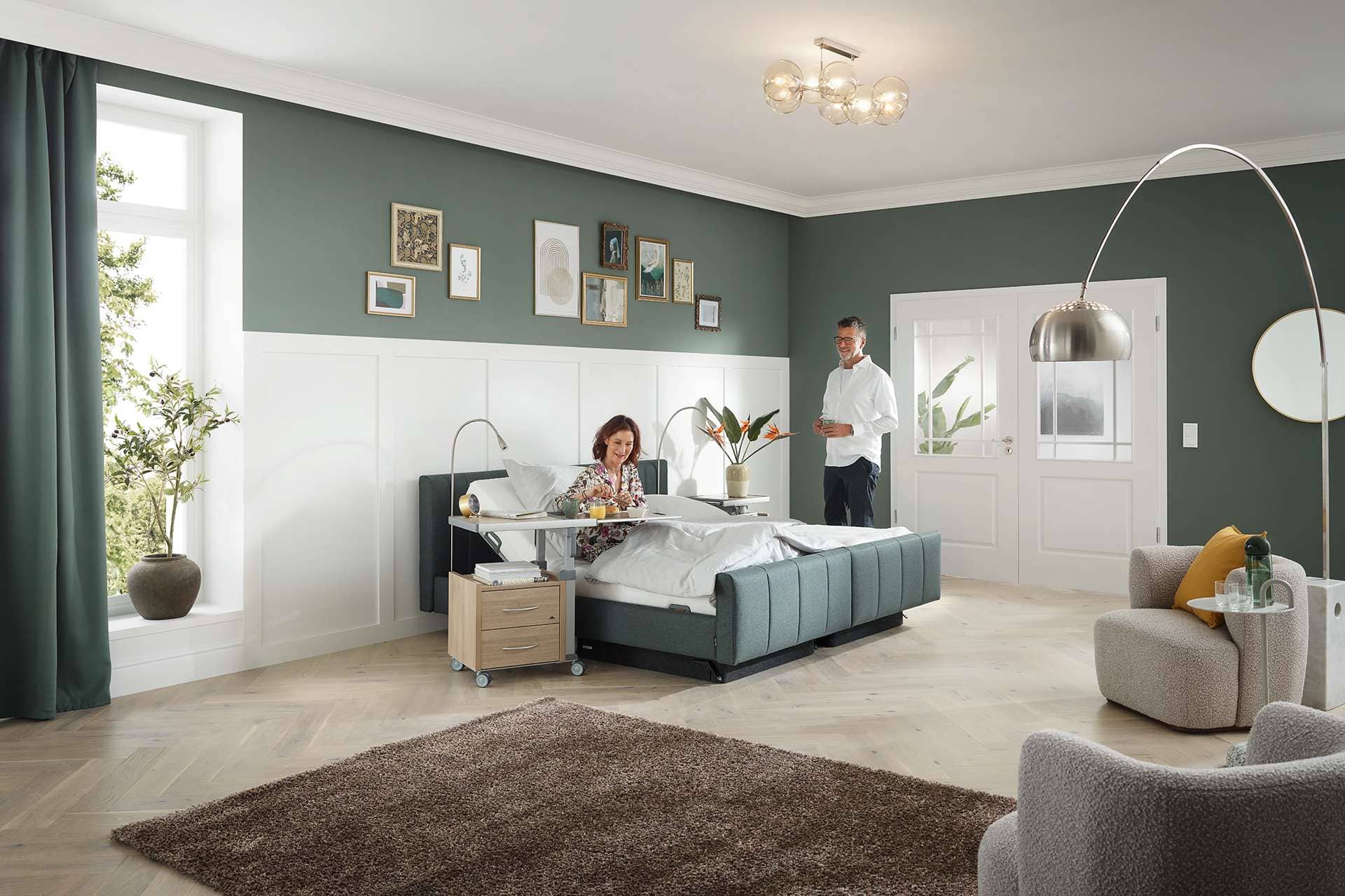 Modernes Schlafzimmer im Bettenhaus Schlafoase Nürnberg mit komfortablem Bett, stilvoller Dekoration und viel natürlichem Licht.
