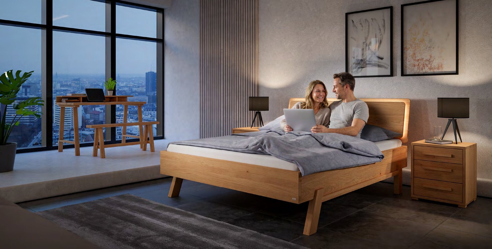 Hasena Oak-Wild Bett aus Wildeiche mit Nachttisch im Schlafzimmer mit Blick auf die Stadt