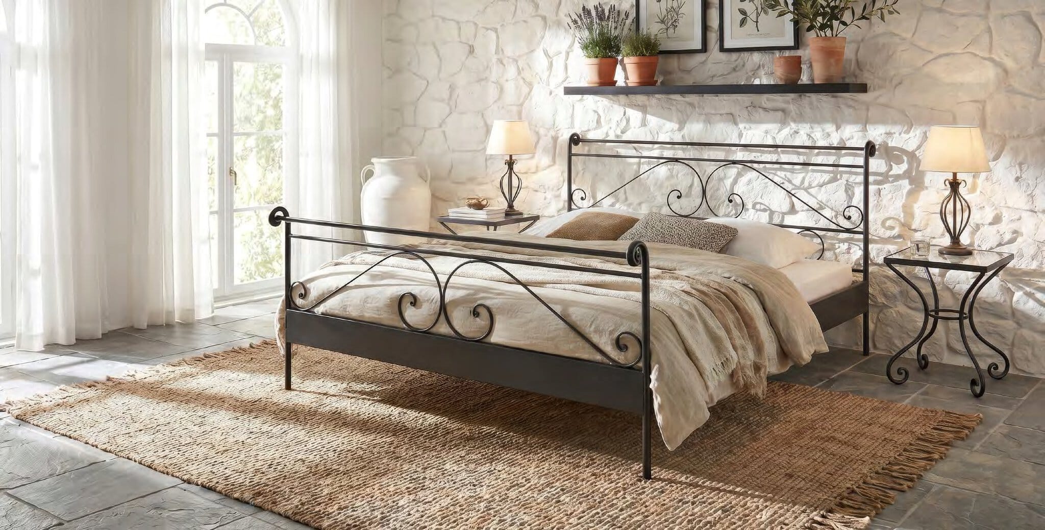 Hasena Romantic Metallbett mit verschnörkeltem Kopf- und Fußteil im hellen Schlafzimmer