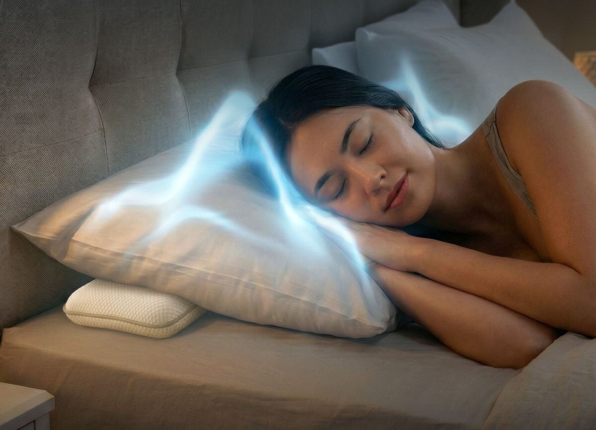 SleepEngine POD liegt flach unter dem Kopfkissen einer schlafenden Frau