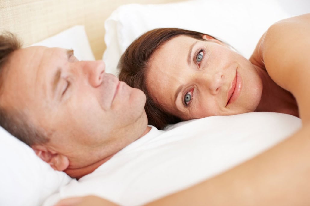 Älteres Paar liegt im Bett