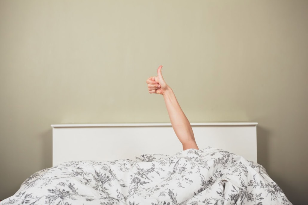 Daumen hoch aus dem Bett