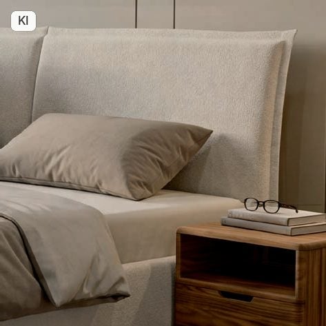 Kirchner Betten das "für immer" Funktionsbett 7 Gebogenes Kopfteil des KIRCHNER Como mit Stehsaum in Polsterstoff Moira (Bild KI-unterstützt, Produkt real)