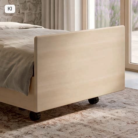 Kirchner Betten das "für immer" Funktionsbett 10 Hohes Fußteil an einem KIRCHNER Classic-Bett in Buche (Bild KI-unterstützt, Produkt real)