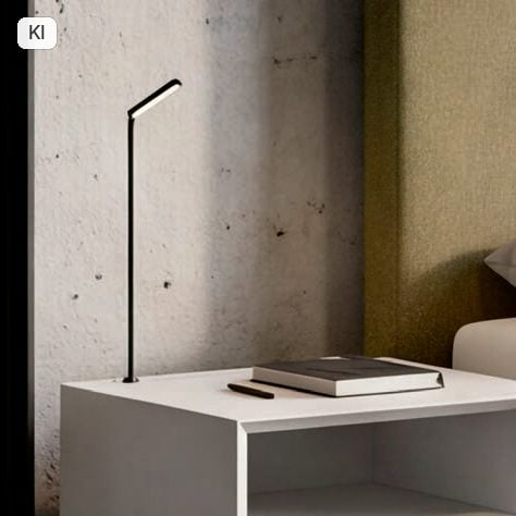 Kirchner Betten das "für immer" Funktionsbett 8 LED-Nachttischleuchte auf einem weißen KIRCHNER Nachttisch (Bild KI-unterstützt, Produkt real)
