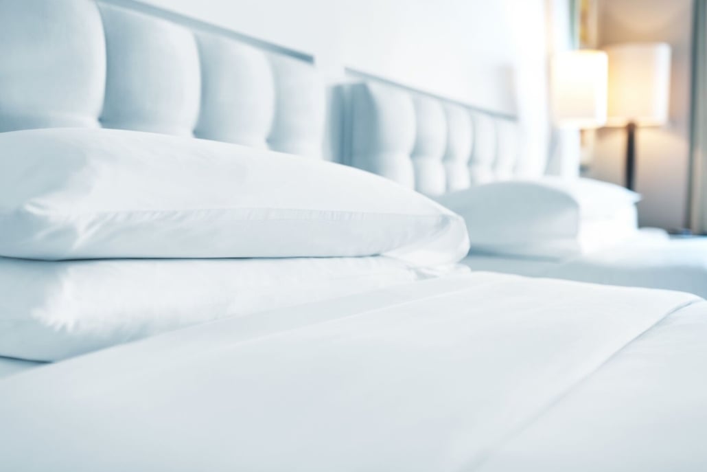 Frisch bezogene Kissen auf einem Bett