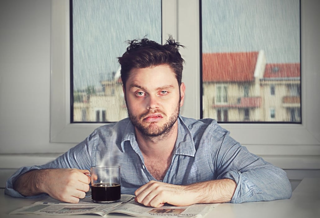 Müder Mann am Morgen mit Kaffee
