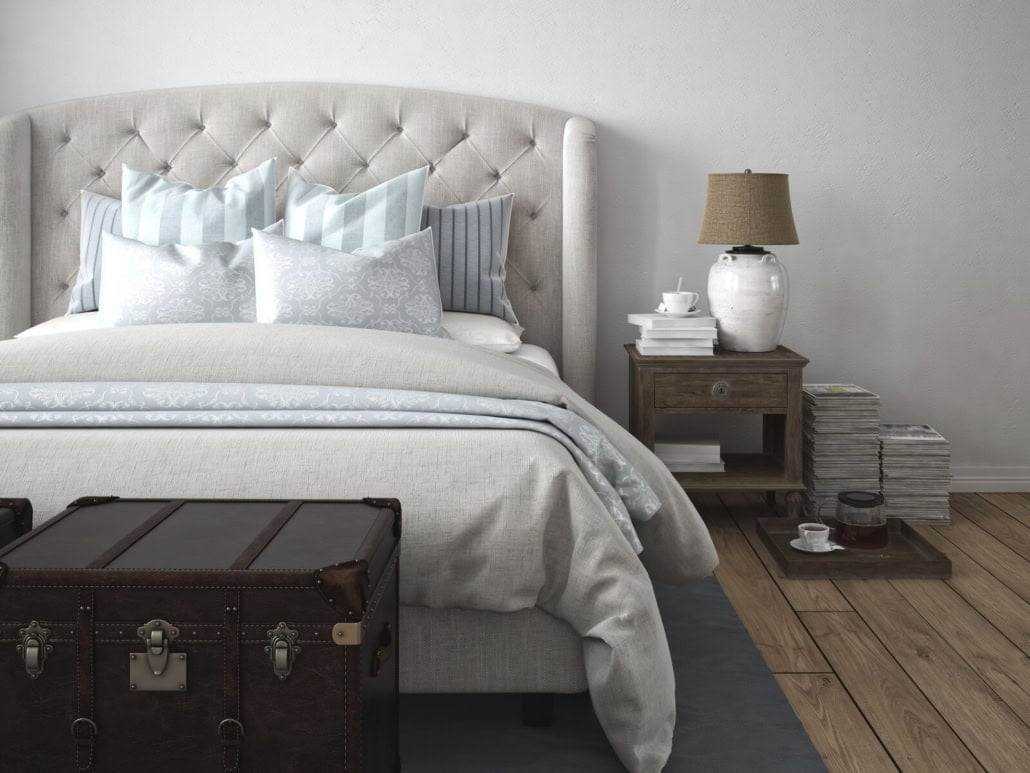 Schlafzimmer mit gepolstertem Bett und Nachttisch