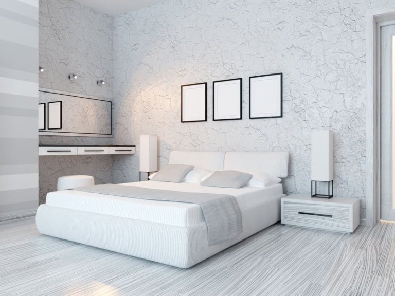 Helles Schlafzimmer mit weißem Polsterbett